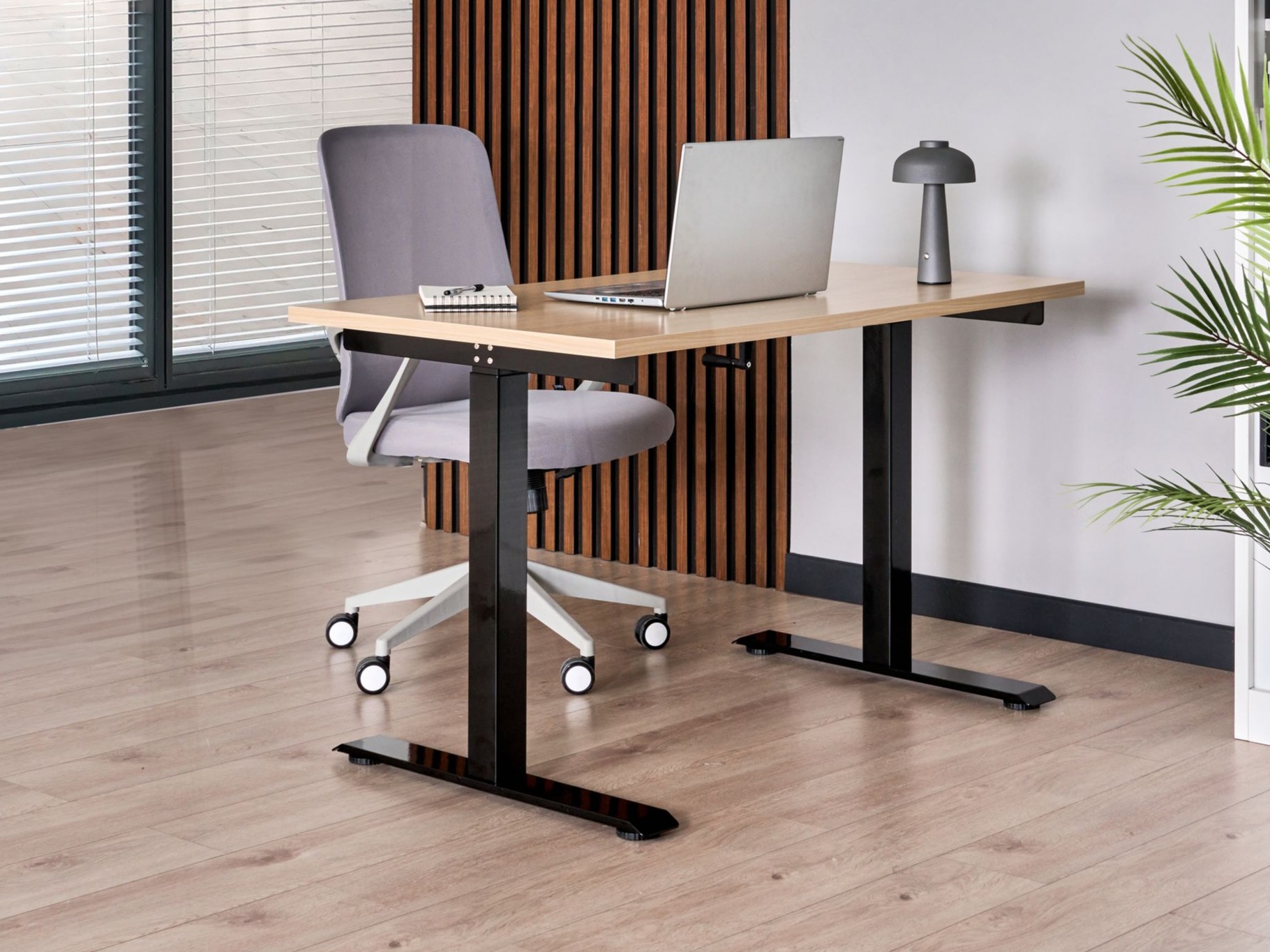 Γραφείο με ρυθμιζόμενο ύψος Berwyn 2864 (Ανοιχτό χρώμα ξύλου + Μαύρο)