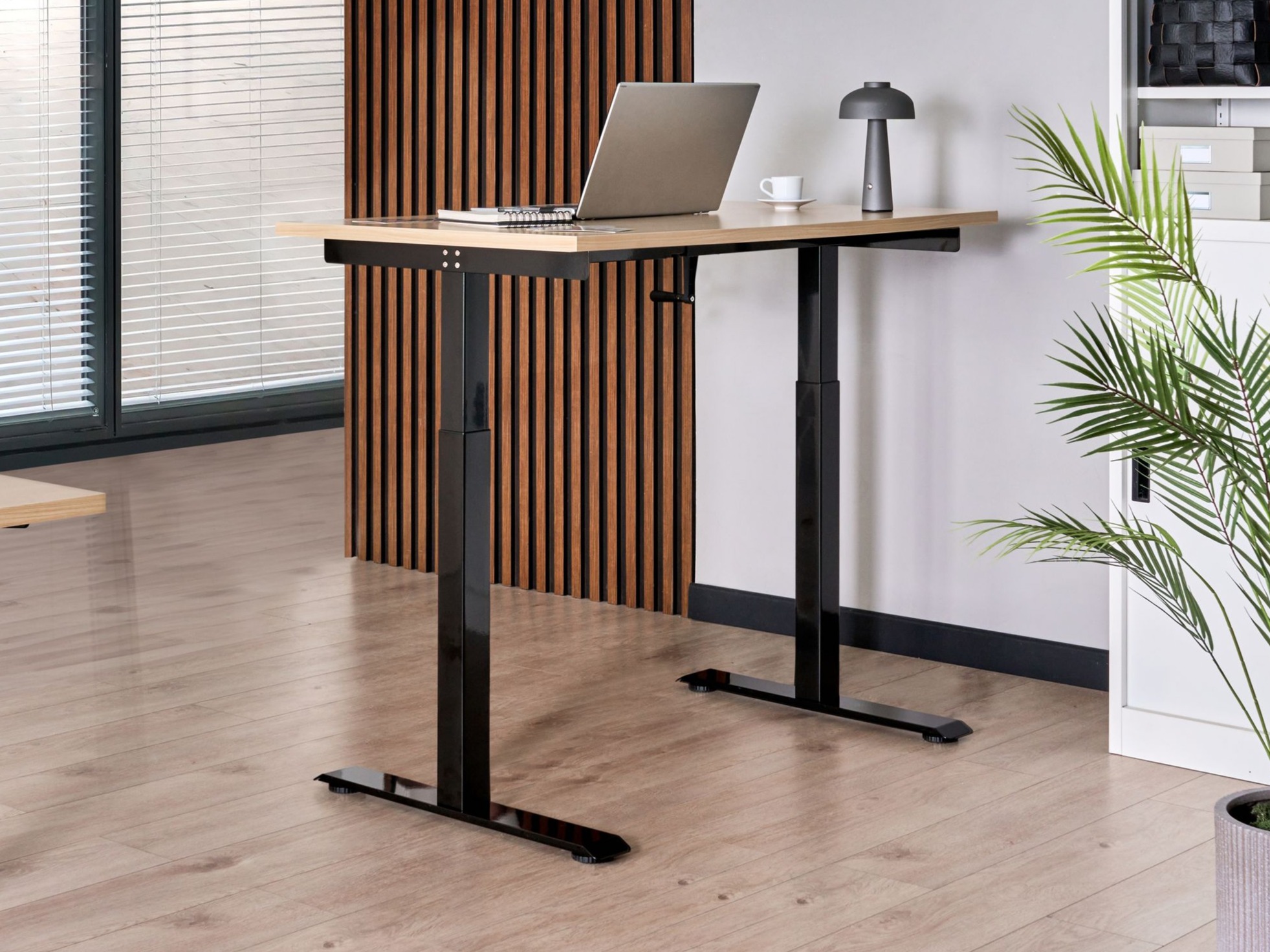 Γραφείο με ρυθμιζόμενο ύψος Berwyn 2864 (Ανοιχτό χρώμα ξύλου + Μαύρο)