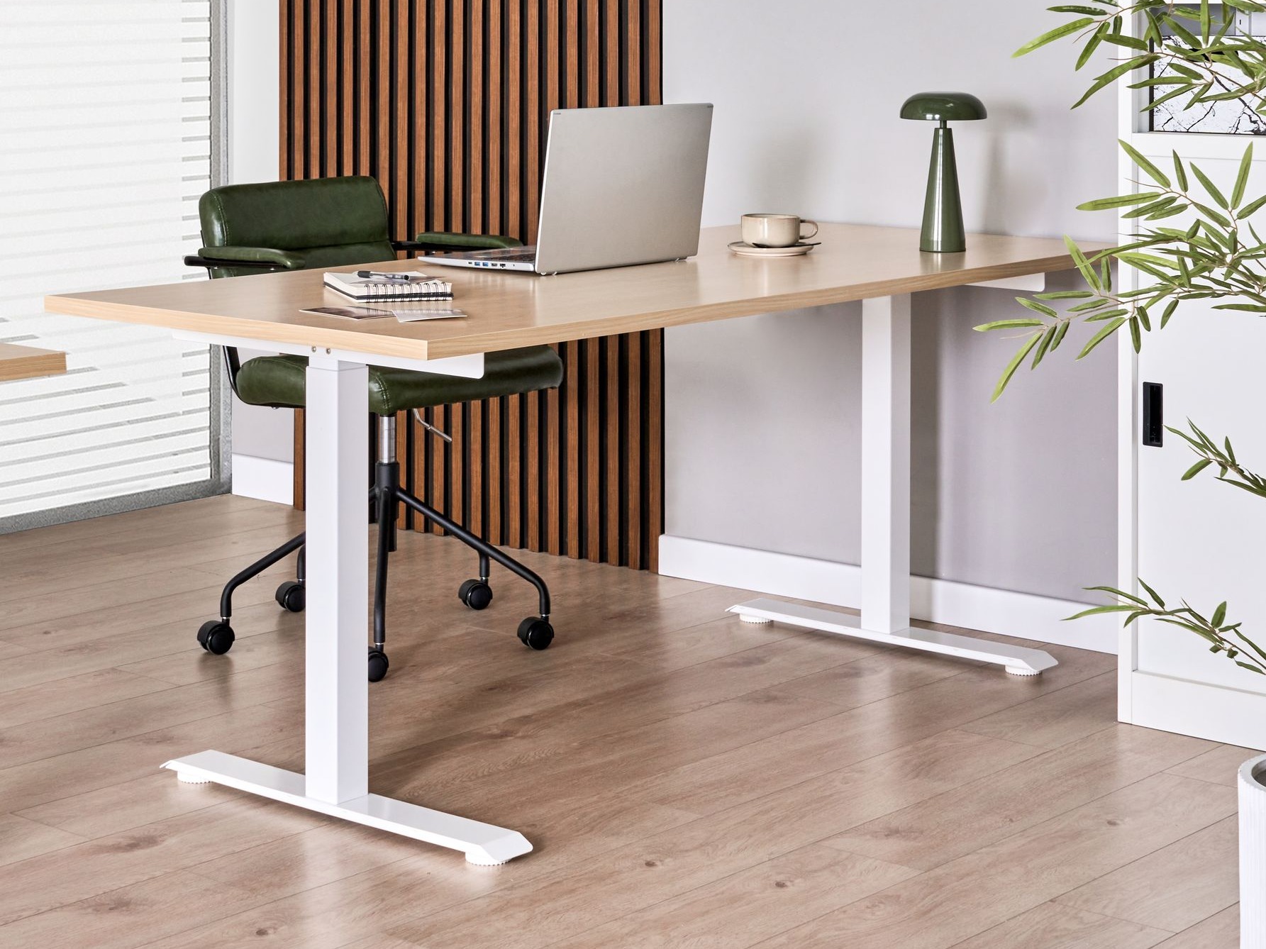 Γραφείο με ρυθμιζόμενο ύψος Berwyn 2865 (Ανοιχτό χρώμα ξύλου + Άσπρο)