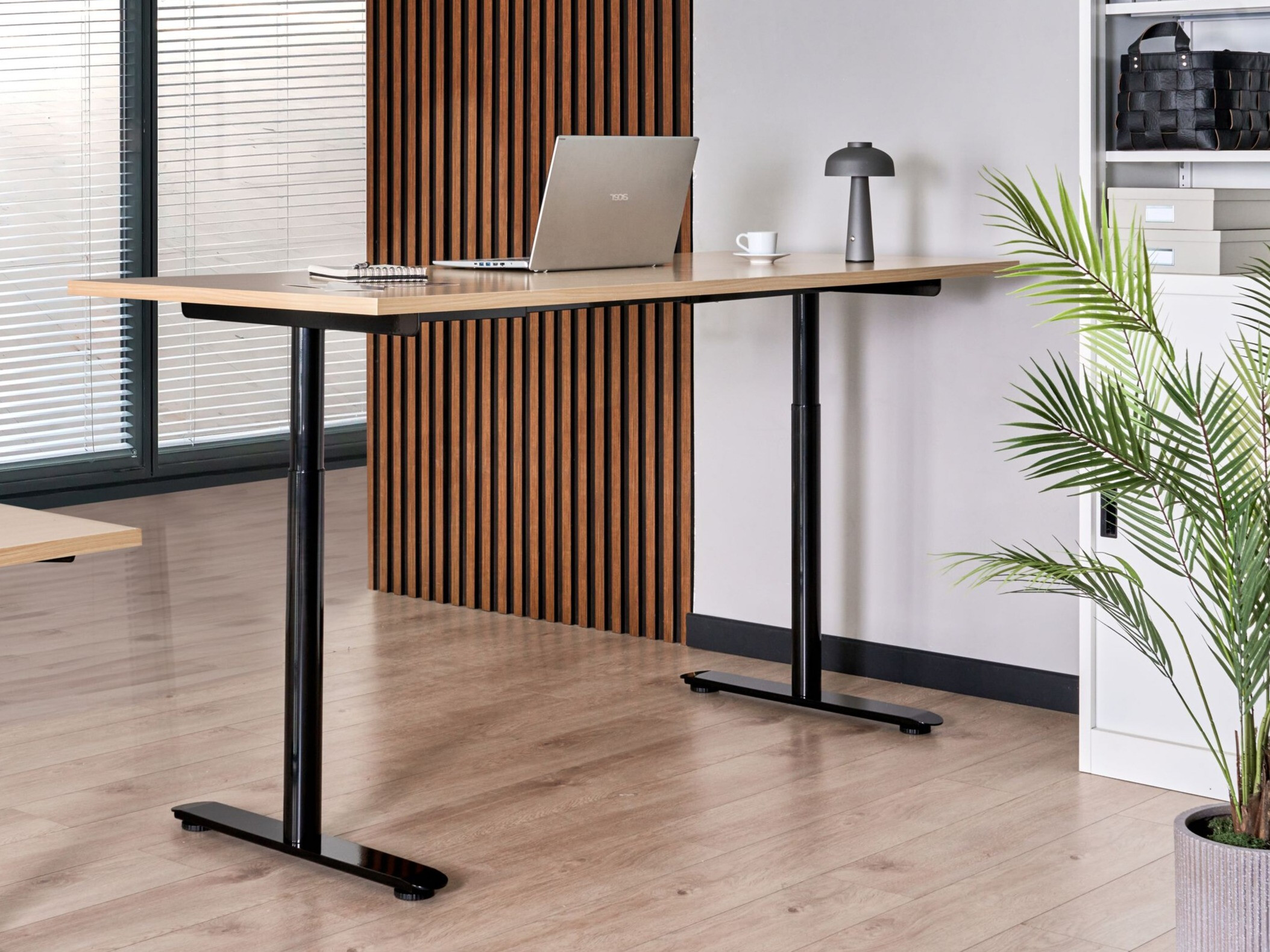 Γραφείο με ρυθμιζόμενο ύψος Berwyn 3188 (Ανοιχτό καφέ)