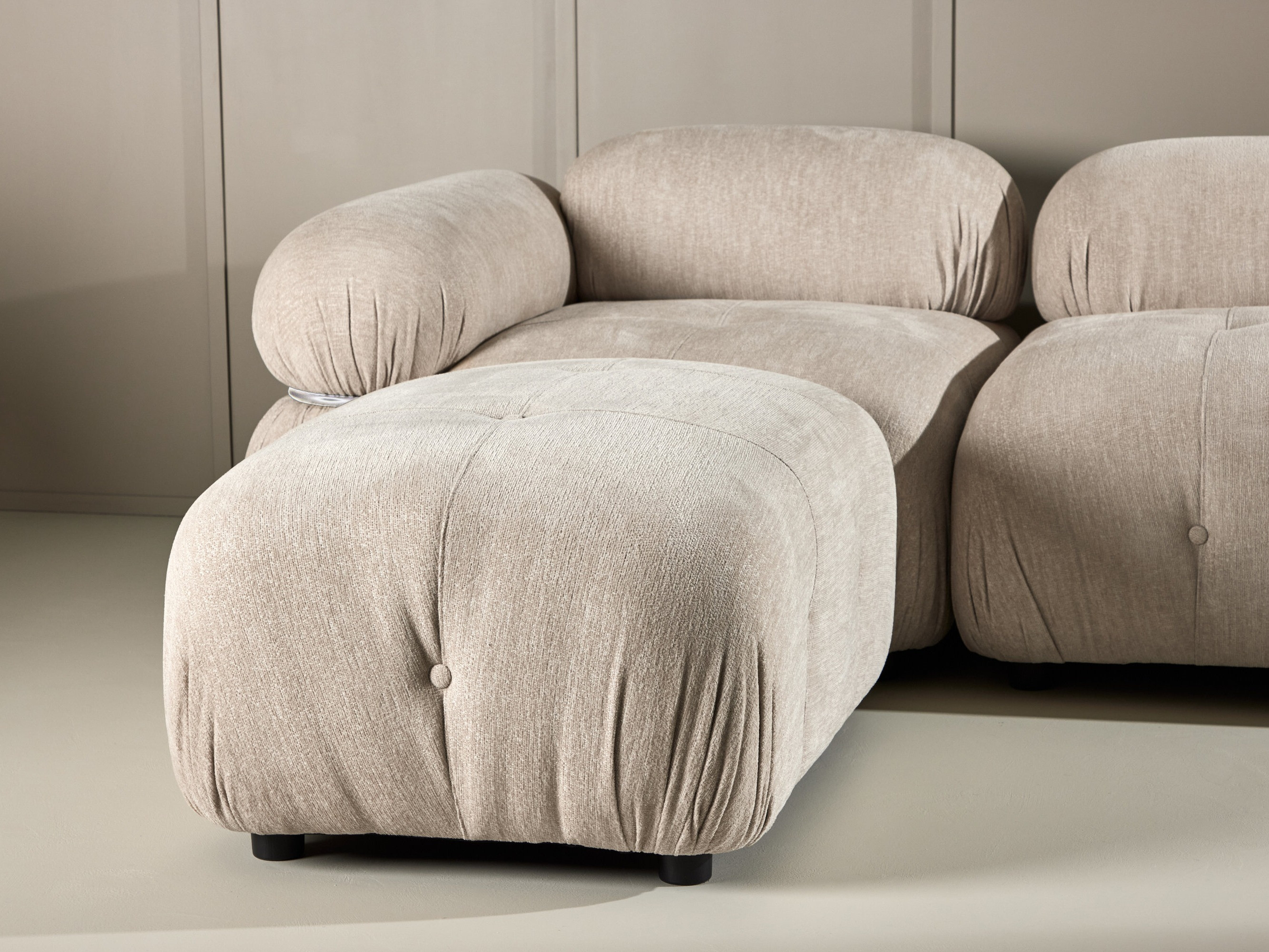 Αρθρωτός καναπές Evardale 104 (Μπεζ + Ασημί)